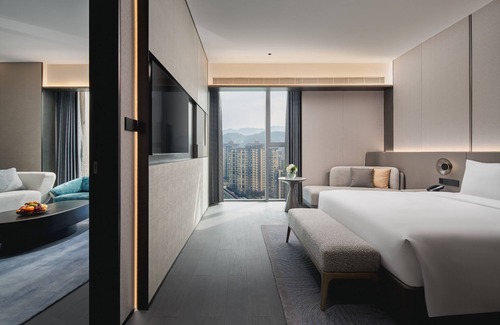 Shangluo Hotel | Discover Crowne Plaza Shangluo: Family-Friendly Retreat