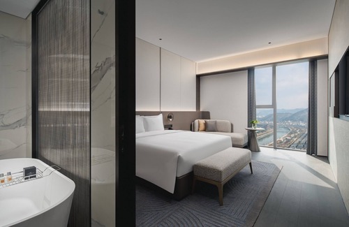 Shangluo Hotel | Discover Crowne Plaza Shangluo: Family-Friendly Retreat