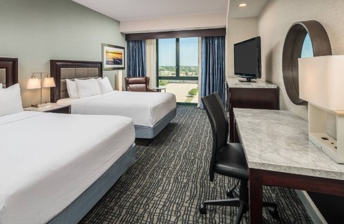 Springfield Hotel | Comfortable Stay at Crowne Plaza Springfield with Pool & Spa