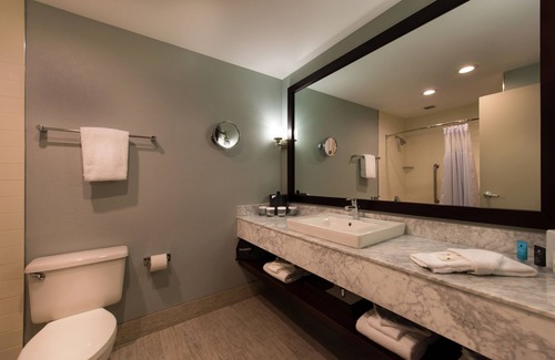 Springfield Hotel | Comfortable Stay at Crowne Plaza Springfield with Pool & Spa