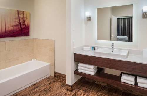 Springfield Hotel | Comfortable Stay at Crowne Plaza Springfield with Pool & Spa