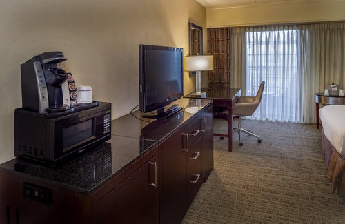 Bridgeton Hotel | Discover Crowne Plaza St. Louis Airport with Pool & Spa