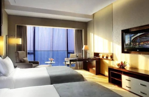 Luqiao District Hotel | Elegant Crowne Plaza Taizhou with Pool and Spa Amenities