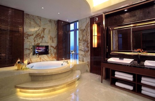 Luqiao District Hotel | Elegant Crowne Plaza Taizhou with Pool and Spa Amenities