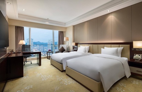Luqiao District Hotel | Elegant Crowne Plaza Taizhou with Pool and Spa Amenities