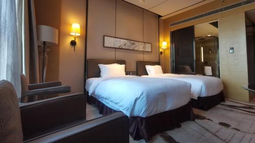 Xiqing Qu Hotel | Discover Crowne Plaza Tianjin Meijiangnan, a 5-Star Retreat