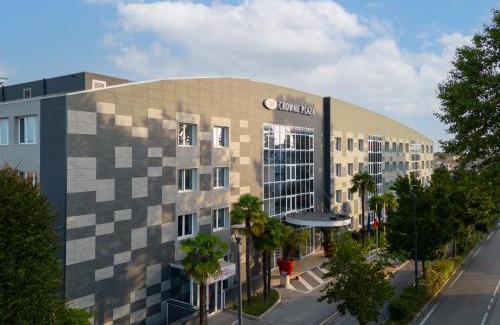 Pedeguarda di Follina Hotel | Stylish Crowne Plaza Venice East with Pet-Friendly Amenities