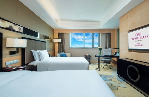 Beilin Hotel | Elegant Stay at Crowne Plaza Xian with Spa & Pool Access