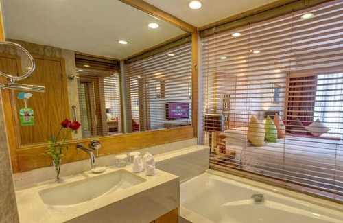 Chikan District Hotel | Discover Crowne Plaza Zhanjiang: A 4-Star Getaway