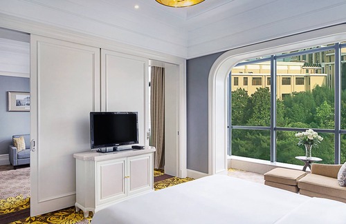 Huayuan Road Area Hotel | Elegant Comfort at Crowne Plaza Zhengzhou, an IHG Hotel