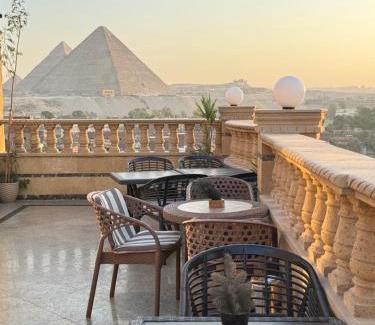 Al Haram Bed & Breakfast | Inviting Crowne Pyramids View Inn with Family-Friendly Amenities