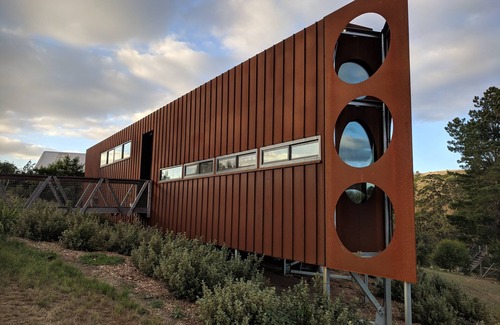 Hepburn Cottage | Australia's Top Romantic Getaway with Family-Friendly Amenities