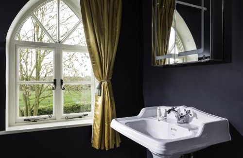 Pattiswick House | Welcoming Crows Hall: Ideal for Families and Pets