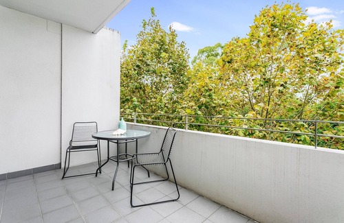 St. Leonards Apartment | Comfortable Crows Nest on Clarke Street with Family Amenities