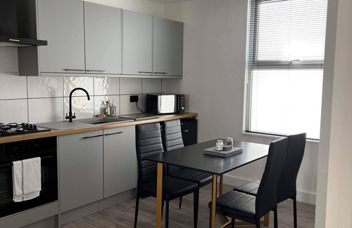 St. Blazey Apartment | Discover Crows Nest: Family-Friendly with Breakfast Included
