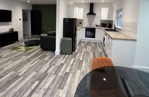 St. Blazey Apartment | Discover Crows Nest: Family-Friendly with Breakfast Included