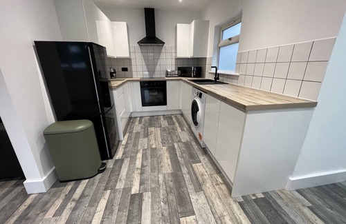 St. Blazey Apartment | Discover Crows Nest: Family-Friendly with Breakfast Included