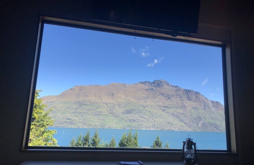 Sunshine Bay Cottage | Pet-Friendly Crows Nest: A Top-Rated Queenstown Retreat