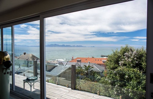 Redhill Apartment | Discover Crows Nest: Your Ocean View Retreat in Kalk Bay