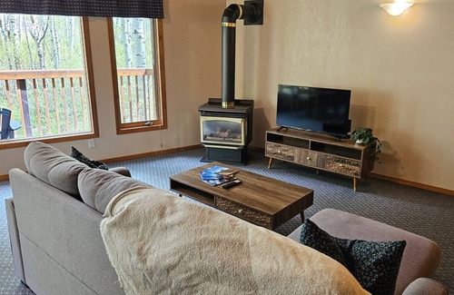 Crowsnest Pass Cabin | Crowsnest River Chalet - Deer