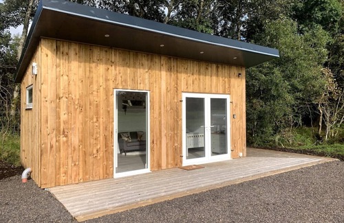 Connel Cabin | Cozy Cruachan Cabin - Perfect Retreat for 2 with Kitchen