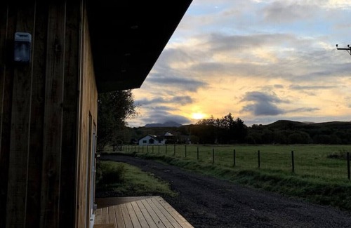Connel Cabin | Cozy Cruachan Cabin - Perfect Retreat for 2 with Kitchen