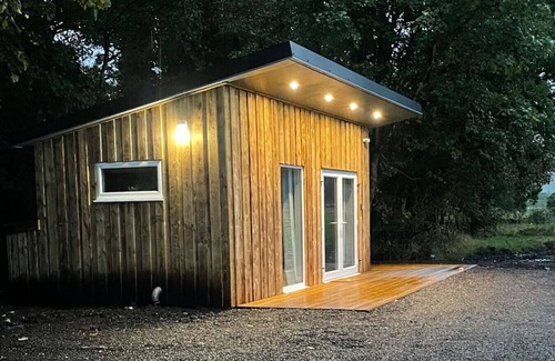 Connel Cabin | Cozy Cruachan Cabin - Perfect Retreat for 2 with Kitchen