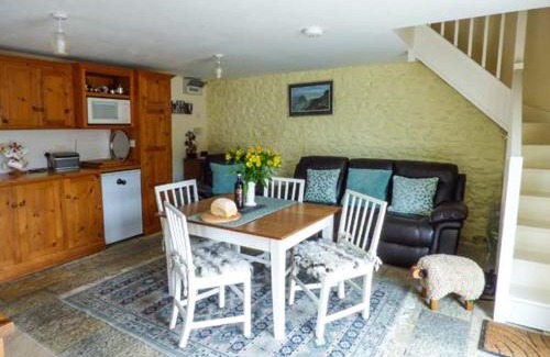 Llanwrda House | Pet-Friendly Retreat at Crud-y-Barcud with High Guest Ratings
