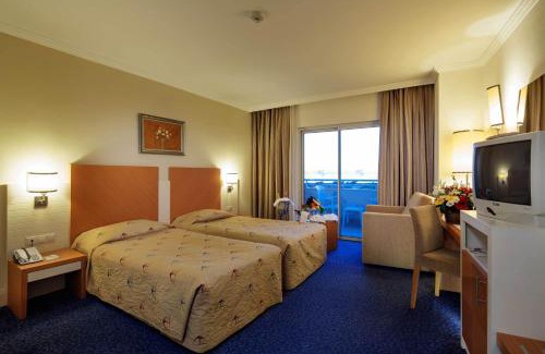 Cenger Resort | Indulge at Crystal Admiral Resort Suites & Spa - All Inclusive