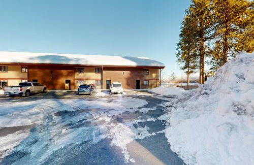 McCall Apartment | Relaxing Crystal Beach Lakefront Condo with Pool Access