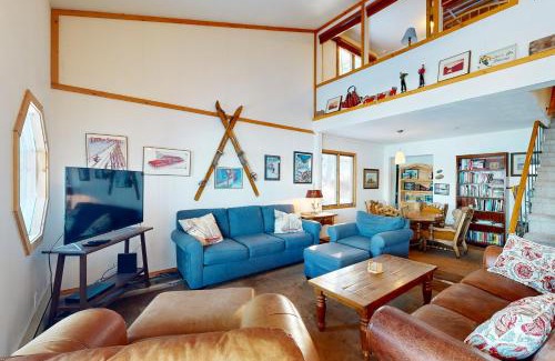 McCall Apartment | Relaxing Crystal Beach Lakefront Condo with Pool Access