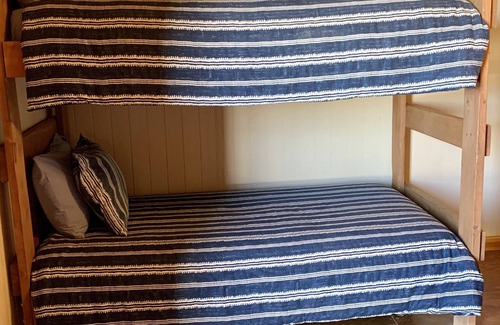 Carrizo Springs Cabin | Tranquil Crystal Cabin: Family-Friendly Retreat Near Carrizo