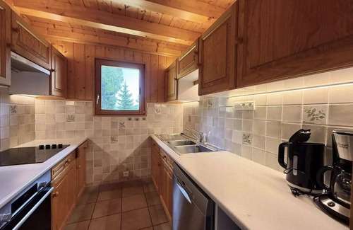 Crest-Voland Ski Chalet | Crystal Chalet: Ideal Retreat for Families with Spa & Hot Tub