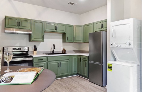 Midtown House | Cozy Crystal Clear Comfort Studio with Spa & Pet-Friendly Perks