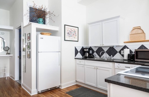 Beulah Apartment | Elegant Crystal Comfort Suite with Kitchen & Breakfast Options