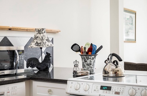 Beulah Apartment | Elegant Crystal Comfort Suite with Kitchen & Breakfast Options