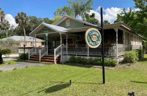 Crystal River Cottage | Idyllic Crystal Cottage: Steps from Manatees & More!