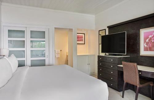 Derricks Hotel | Relax at Crystal Cove by Elegant Hotels - All-Inclusive Stay