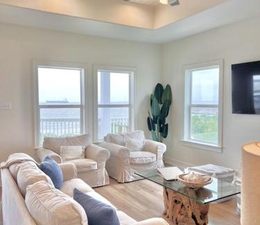 Galveston Villa | Secluded Beachfront Getaway at Crystal Cove Cottage