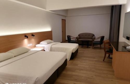 Pelabuhan Klang Hotel | Budget-Friendly Crystal Crown Hotel with Harbour Views