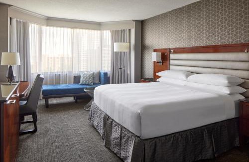 Crystal City Hotel | Centrally Located Crystal Gateway Marriott with Family Amenities