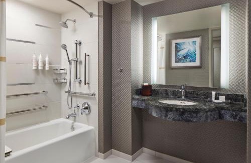 Crystal City Hotel | Centrally Located Crystal Gateway Marriott with Family Amenities