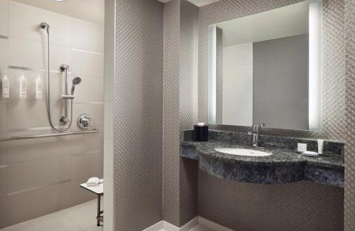 Crystal City Hotel | Centrally Located Crystal Gateway Marriott with Family Amenities