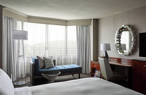 Crystal City Hotel | Explore Crystal Gateway Marriott: Eco-Friendly Comfort Awaits