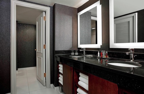Crystal City Hotel | Explore Crystal Gateway Marriott: Eco-Friendly Comfort Awaits