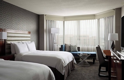 Crystal City Hotel | Explore Crystal Gateway Marriott: Eco-Friendly Comfort Awaits