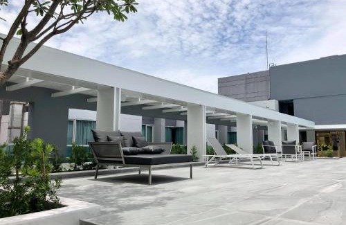 Kho Hong Hotel | Discover Comfort at Crystal Hotel Hat Yai with Pool & Breakfast