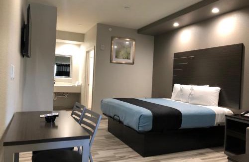 Northside Hotel | Convenient Stay at Crystal Inn Downtown with Family Amenities