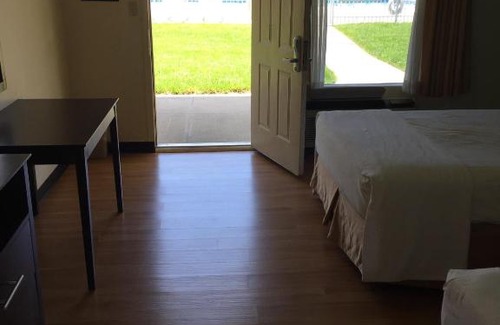 Fort Monmouth Hotel | Pet-Friendly Crystal Inn Eatontown with Pool Access