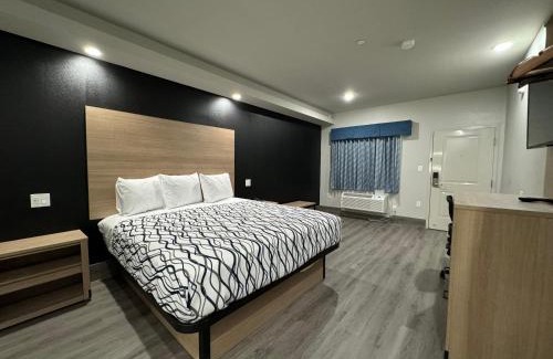 Barker Hotel | Top-Rated Crystal Inn Gessner - Family-Friendly Retreat